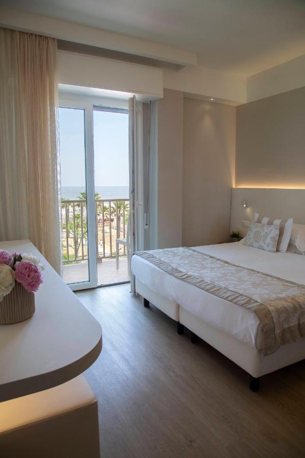 Hotel Mon Cheri Riccione Esterno foto