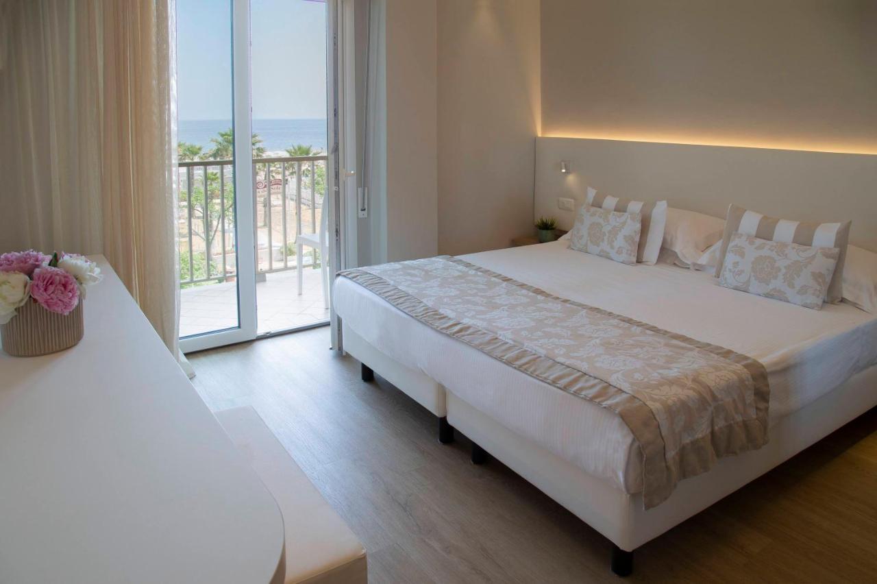 Hotel Mon Cheri Riccione Esterno foto