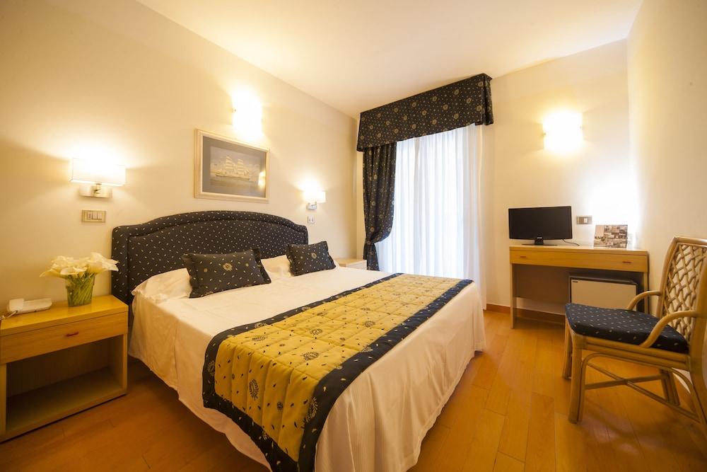 Hotel Mon Cheri Riccione Esterno foto