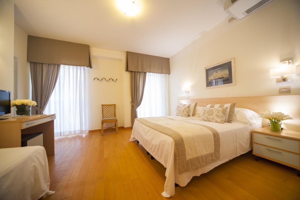 Hotel Mon Cheri Riccione Esterno foto