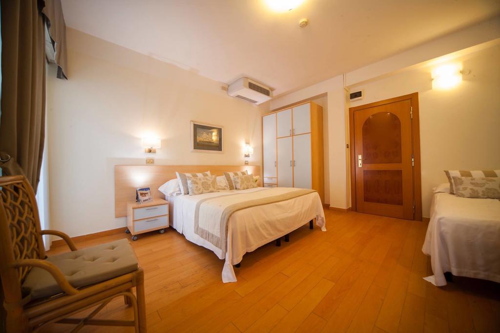 Hotel Mon Cheri Riccione Camera foto